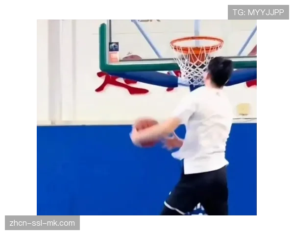 弗格突破吸引三人包夹,妙传埋伏底角的丛明晨命中关键三分 弗格突破吸引三人包夹,妙传埋伏底角的丛明晨命中关键三分